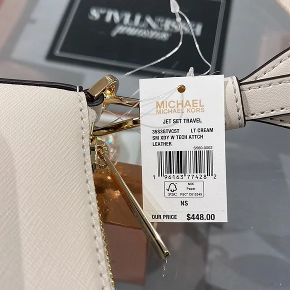 MICHAEL KORS
Jet Set Saffiano Leather Crossbody Bag with Case Apple Airpods Pro® - Picture 10 of 16